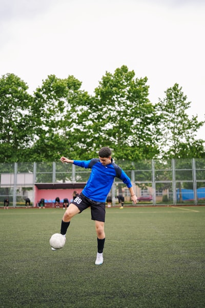 كم يحصل بطل الدوري الإنجليزي 2023 على جائزة مالية؟
